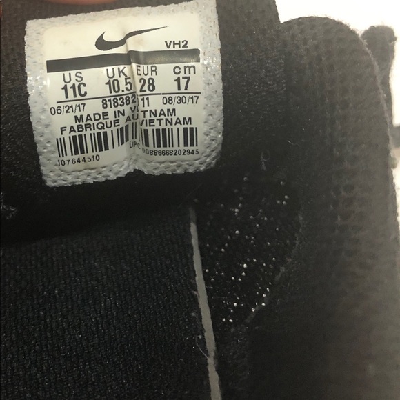 KID'S UNISEX NIKE TANJUN 818382-011 Size 11C FLAW - Picture 2 of 10